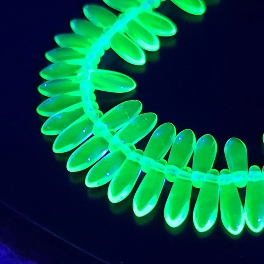 100pcs Czech Glass Dagger Beads, Uranium‎ Glass, UV light reactive